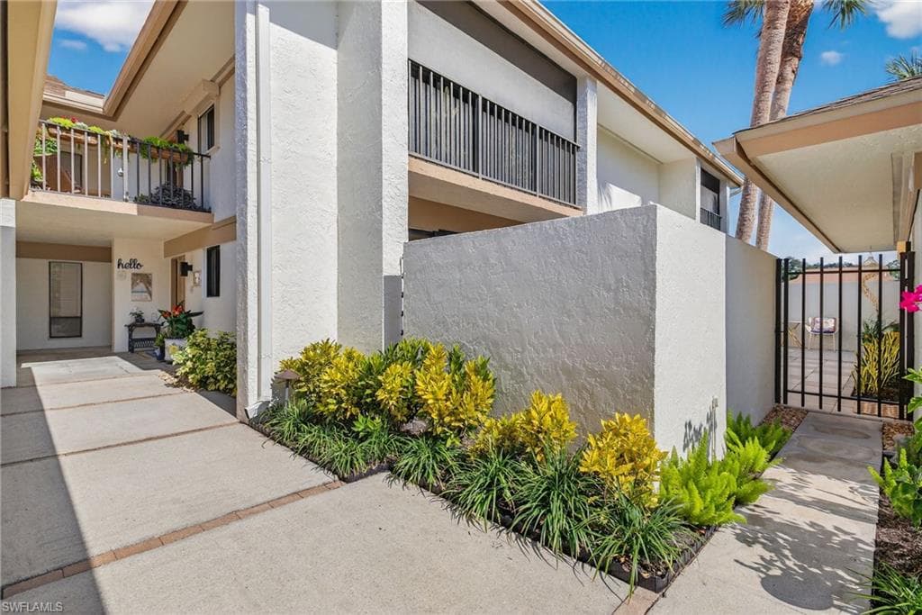 521 Lake Louise CT # 103, NAPLES FL 34110-3