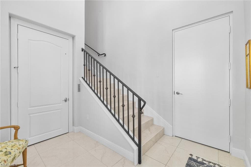 583 Avellino Isles CIR # 202, NAPLES FL 34119-25