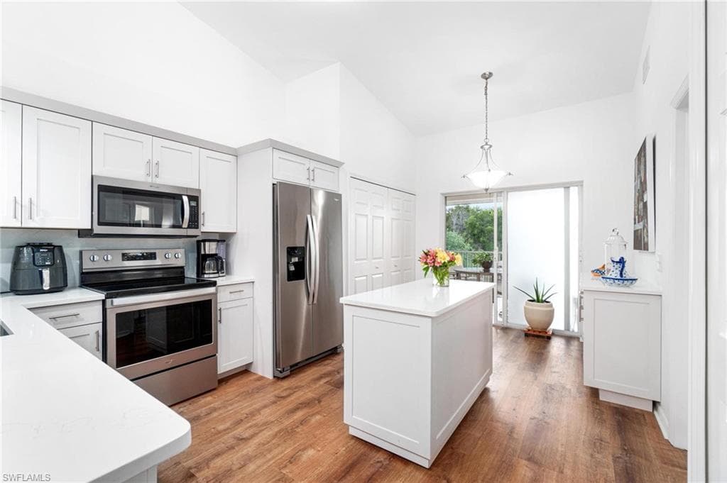 4945 Cougar CT S # 202, NAPLES FL 34109-1