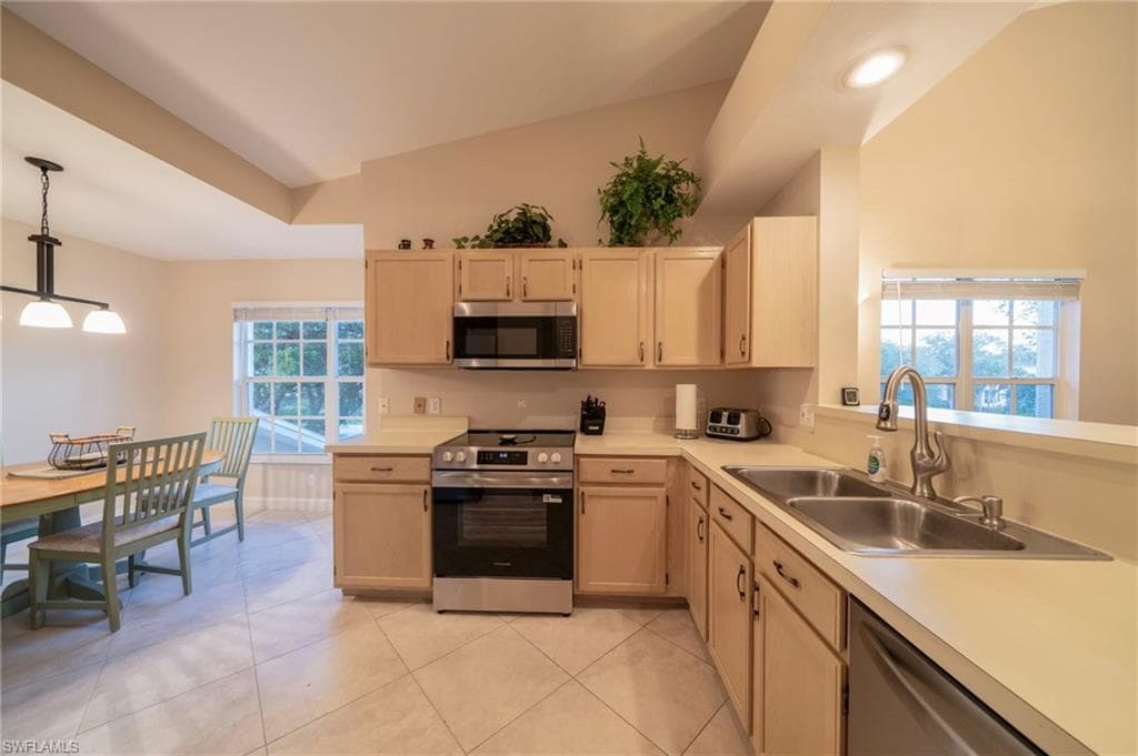440 Wiggins Lake CT # 201, NAPLES FL 34110-11