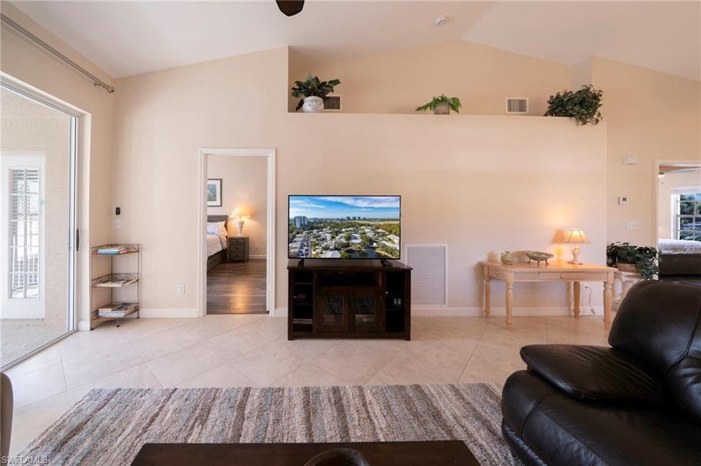 440 Wiggins Lake CT # 201, NAPLES FL 34110-8