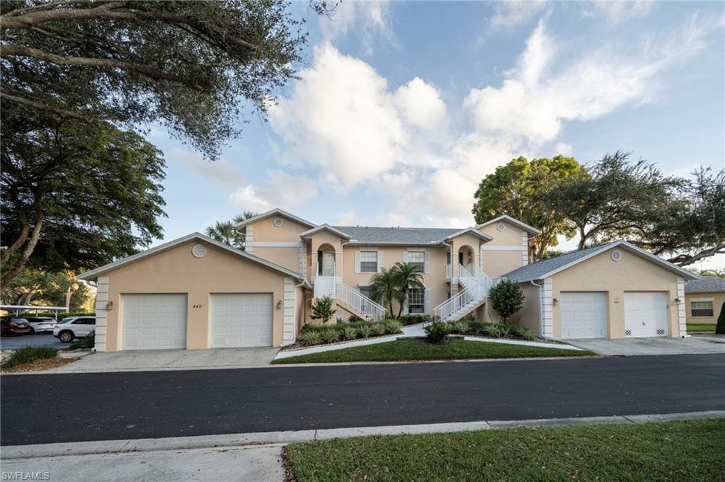440 Wiggins Lake CT # 201, NAPLES FL 34110-3
