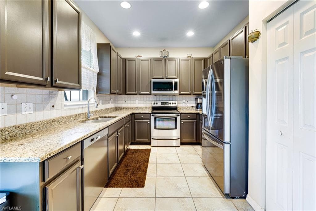 8657 Sumner AVE, FORT MYERS FL 33908-5