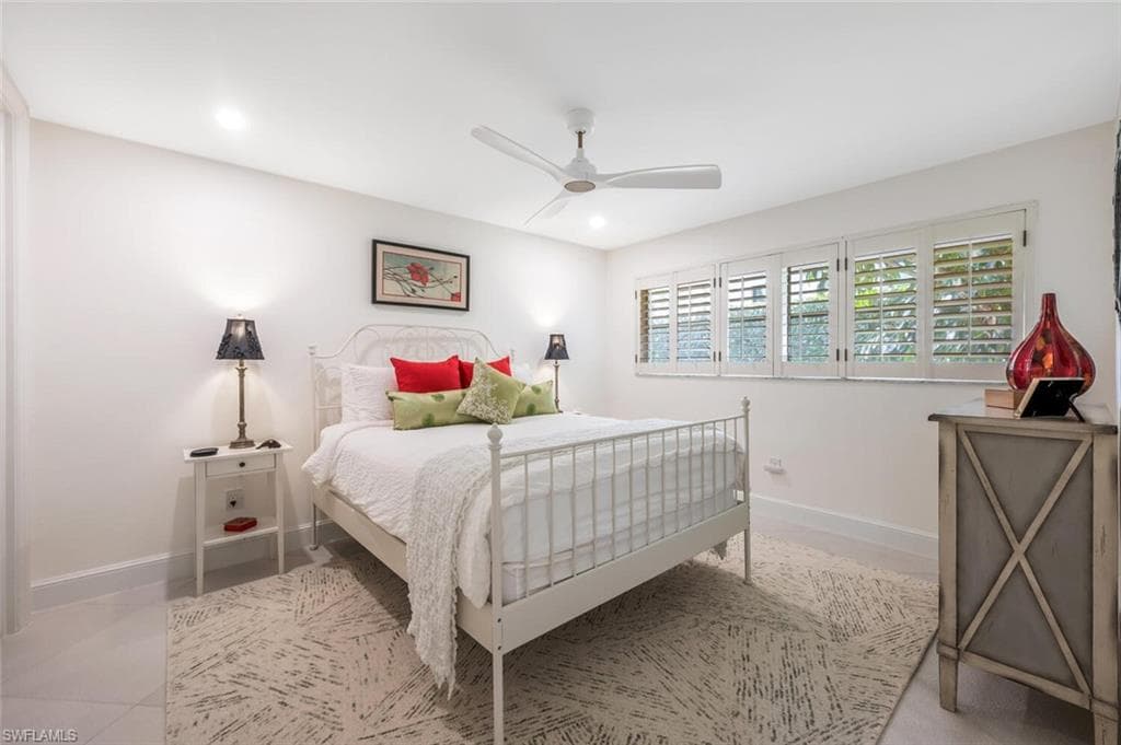 735 Parkview LN-20