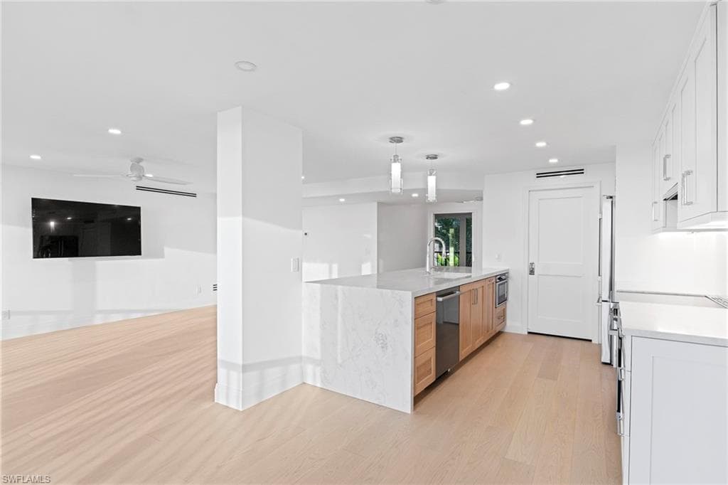 2388 Gulf Shore BLVD N # 204, NAPLES FL 34103-11