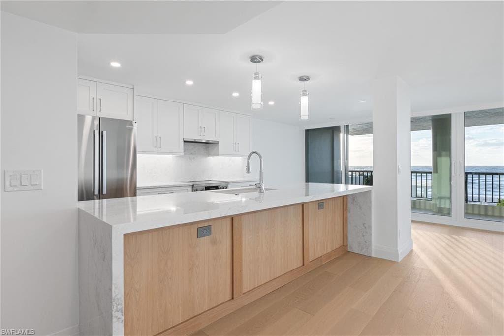 2388 Gulf Shore BLVD N # 204, NAPLES FL 34103-8
