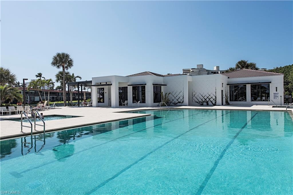 2388 Gulf Shore BLVD N # 204, NAPLES FL 34103-32