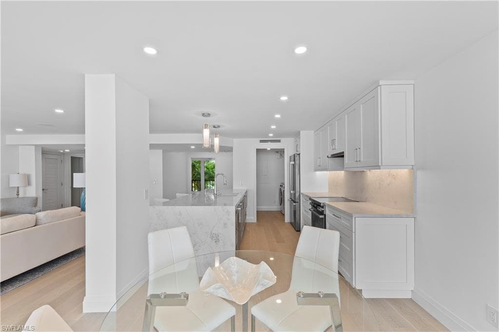 2388 Gulf Shore BLVD N # 204, NAPLES FL 34103-14