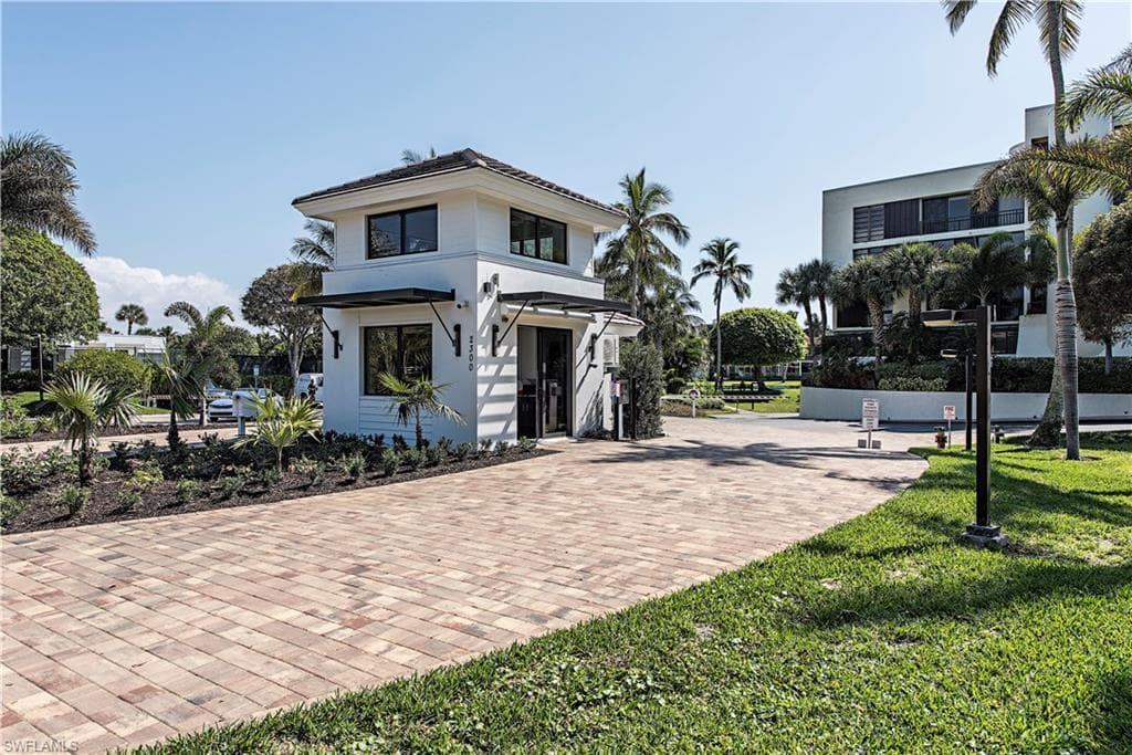 2388 Gulf Shore BLVD N # 204, NAPLES FL 34103-28