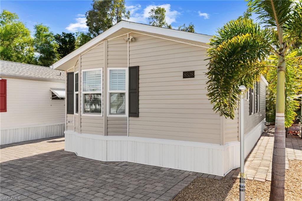 8528 Pepperwood DR, ESTERO FL 33928-23