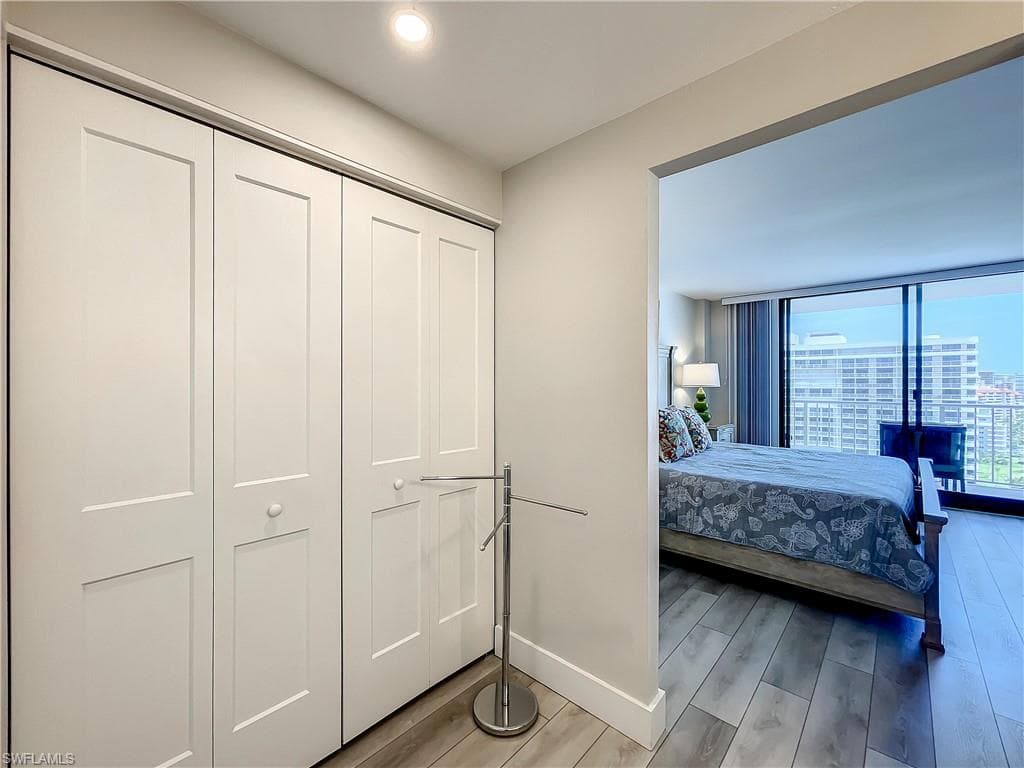 380 Seaview CT # 11709, MARCO ISLAND FL 34145-25