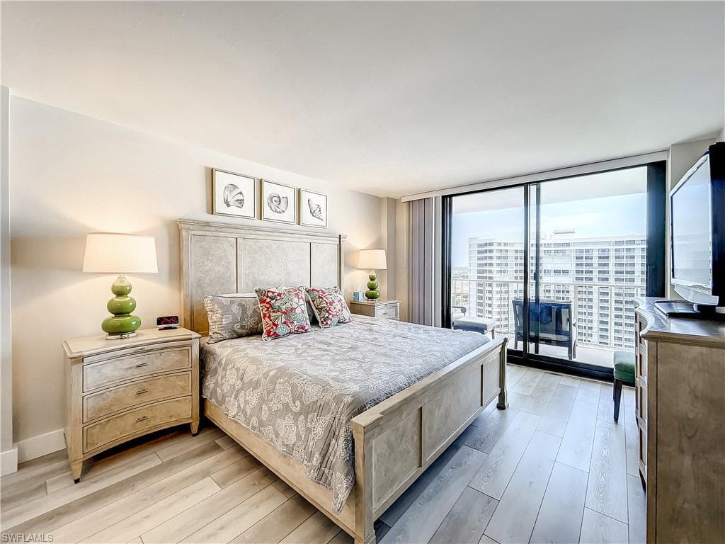 380 Seaview CT # 11709, MARCO ISLAND FL 34145-19