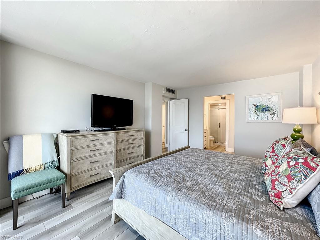 380 Seaview CT # 11709, MARCO ISLAND FL 34145-17