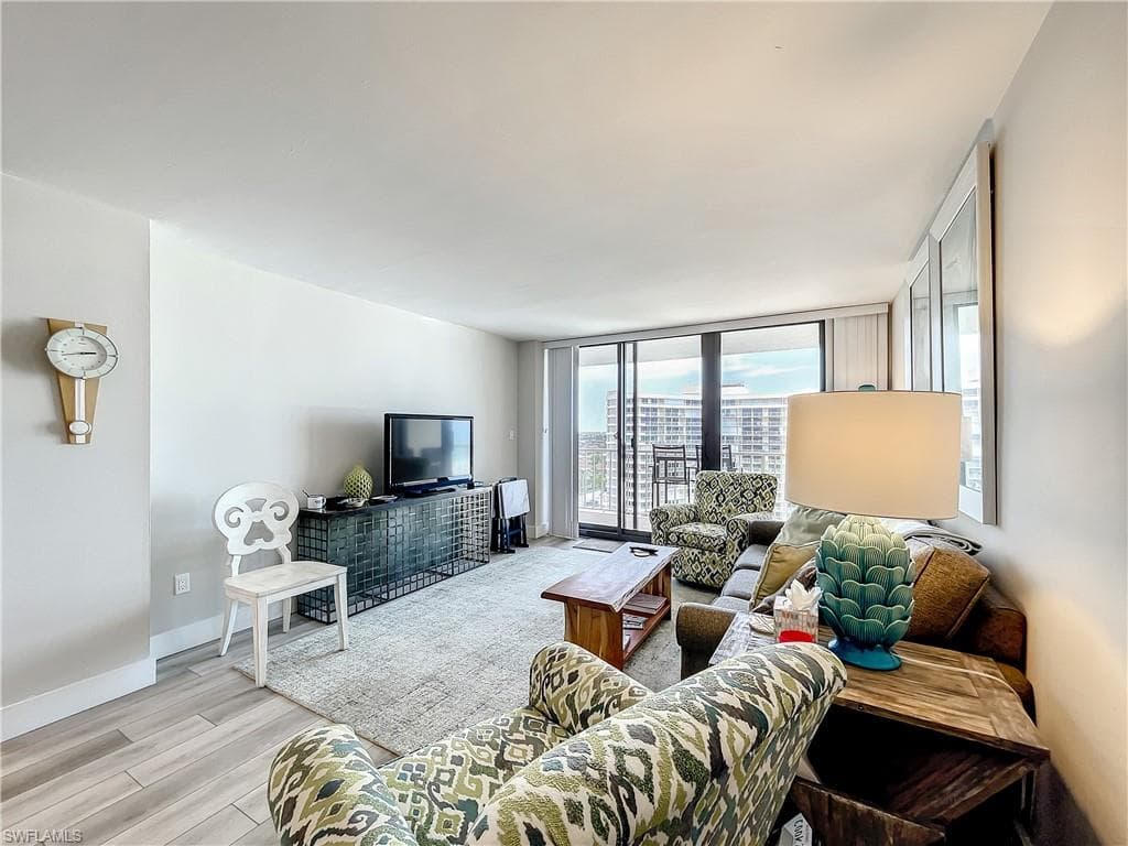 380 Seaview CT # 11709, MARCO ISLAND FL 34145-10