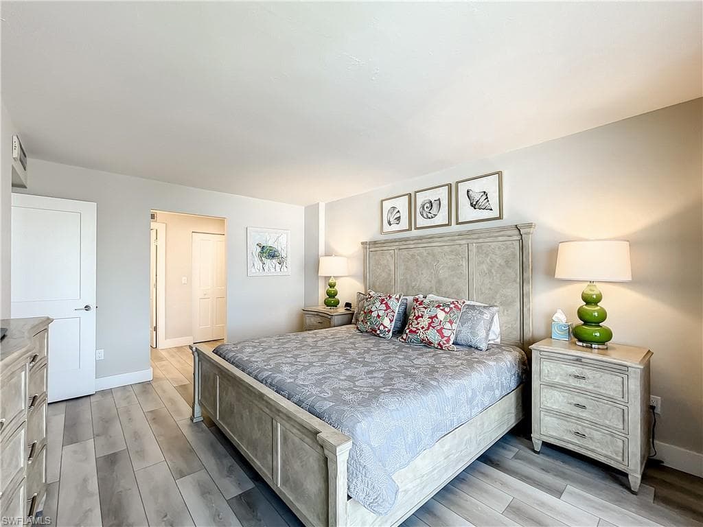 380 Seaview CT # 11709, MARCO ISLAND FL 34145-18