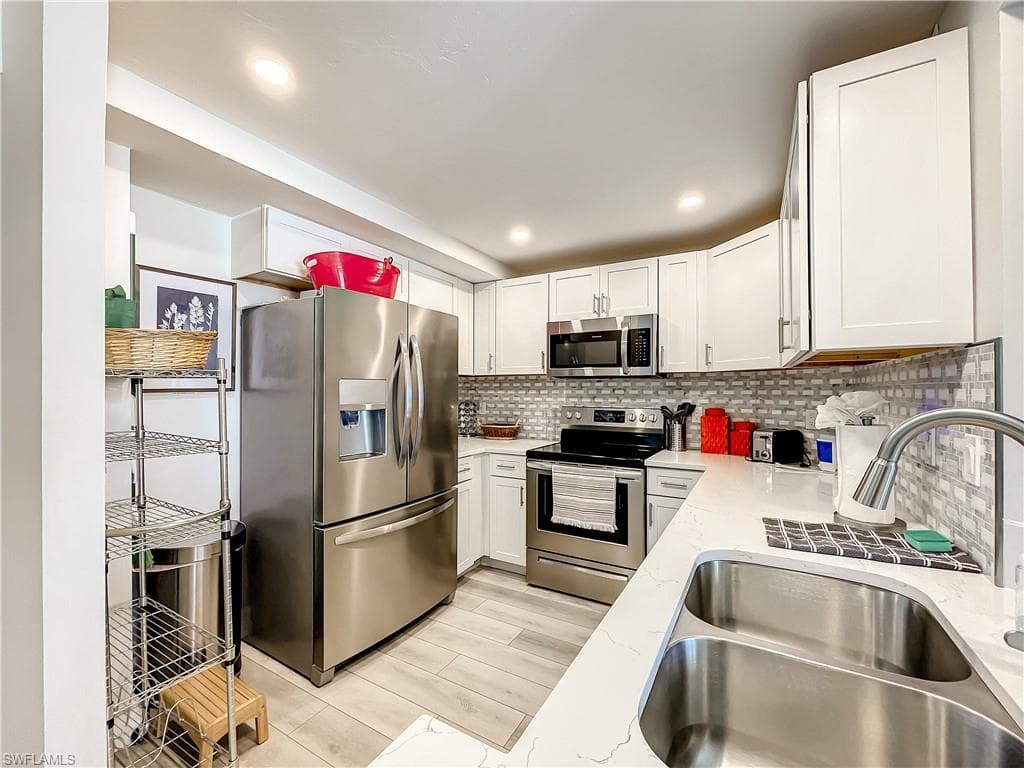 380 Seaview CT # 11709, MARCO ISLAND FL 34145-3