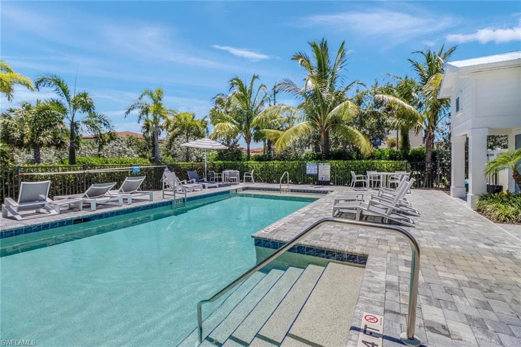 13082 Pembroke DR, NAPLES FL 34105-28