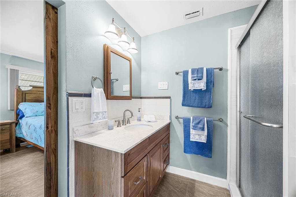 425 Pinecrest CT, CAPE CORAL FL 33904-27