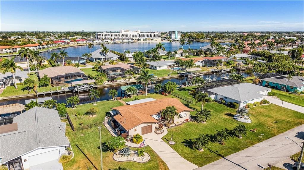 425 Pinecrest CT, CAPE CORAL FL 33904-34