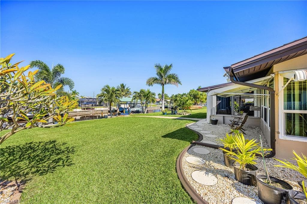 425 Pinecrest CT, CAPE CORAL FL 33904-30