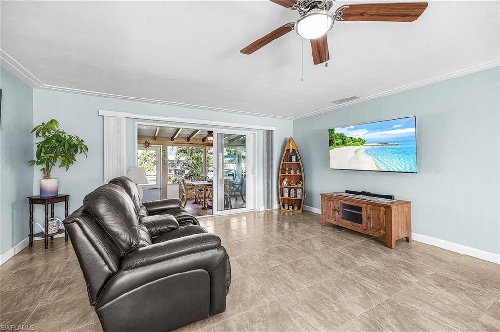 425 Pinecrest CT, CAPE CORAL FL 33904-3