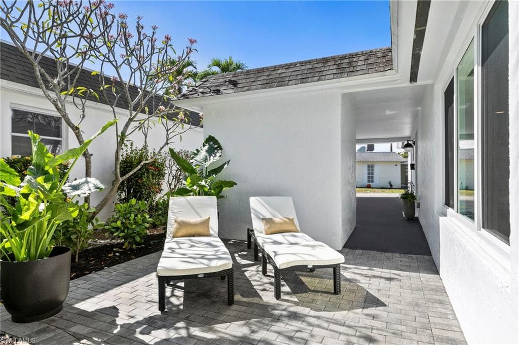 17 Knights Bridge RD, NAPLES FL 34112-1