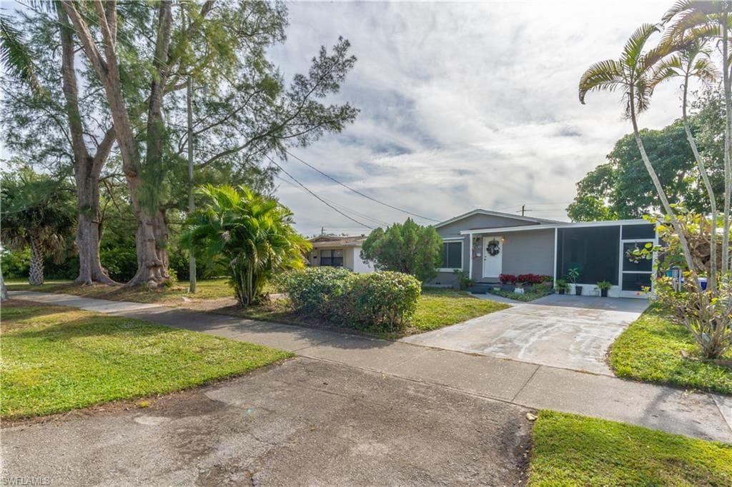 1360 5th AVE N, NAPLES FL 34102-22