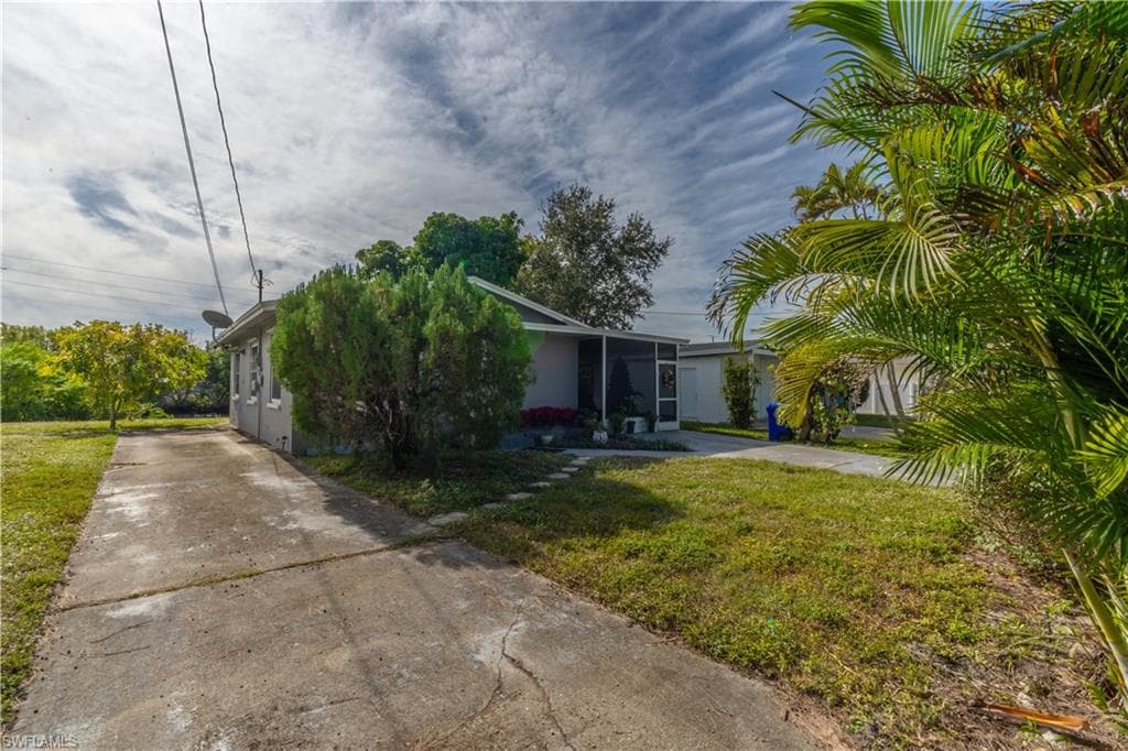 1360 5th AVE N, NAPLES FL 34102-26