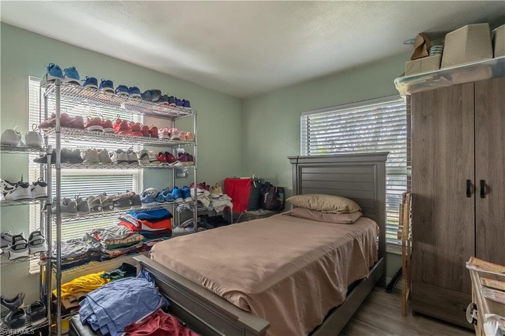 1360 5th AVE N, NAPLES FL 34102-11