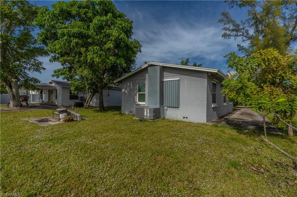 1360 5th AVE N, NAPLES FL 34102-35