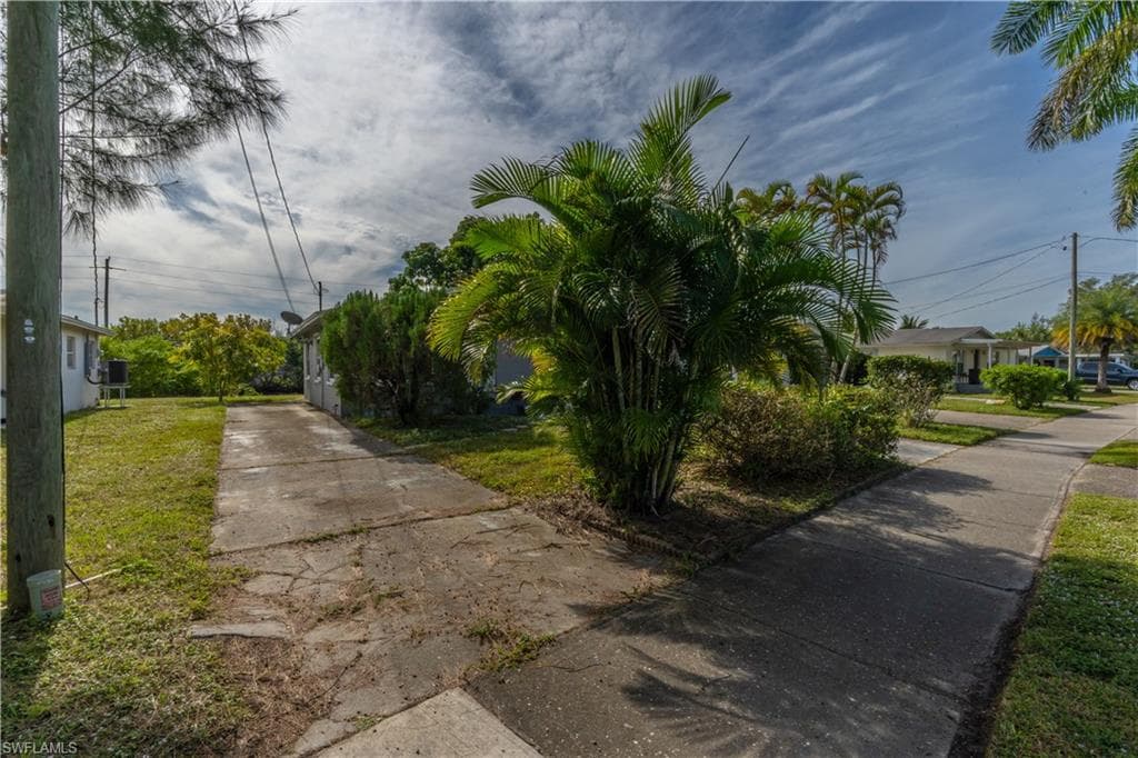 1360 5th AVE N, NAPLES FL 34102-27