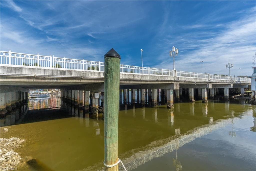 1360 5th AVE N, NAPLES FL 34102-37