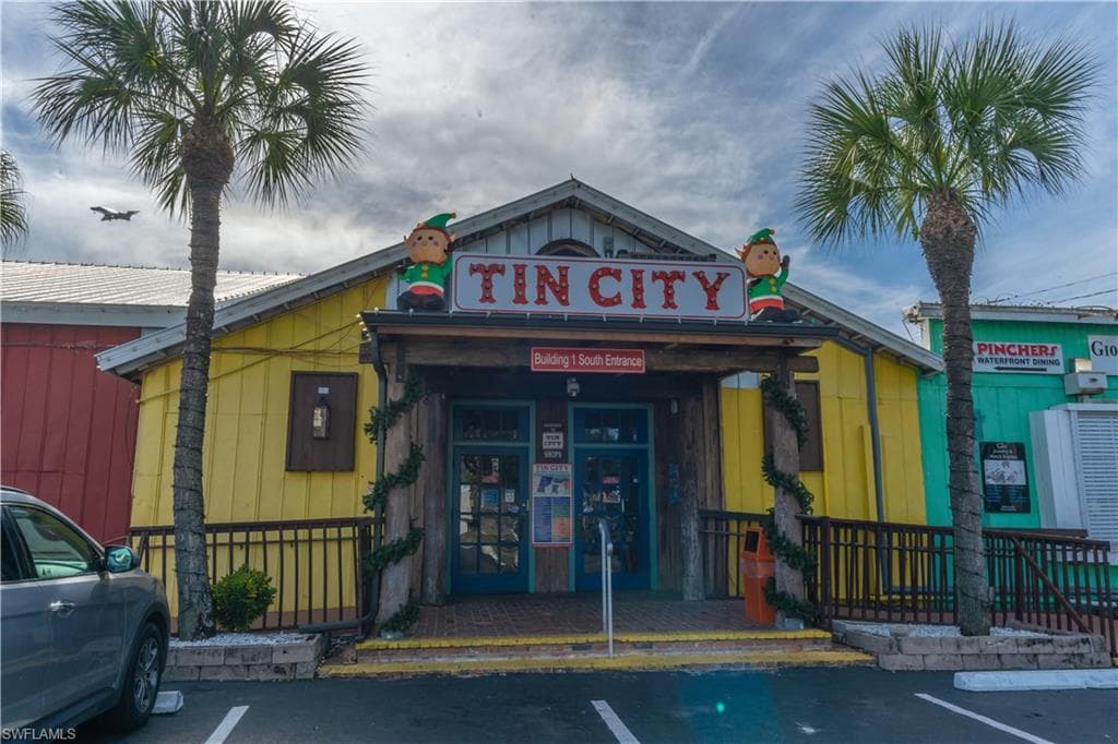 1360 5th AVE N, NAPLES FL 34102-43