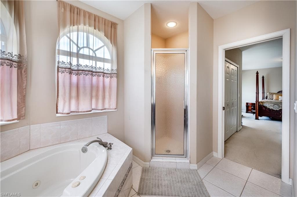 3911 Aurora CT, NAPLES FL 34116-24