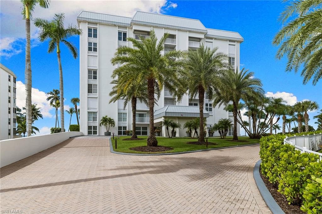 1285 Gulf Shore BLVD N # 2B, NAPLES FL 34102-1