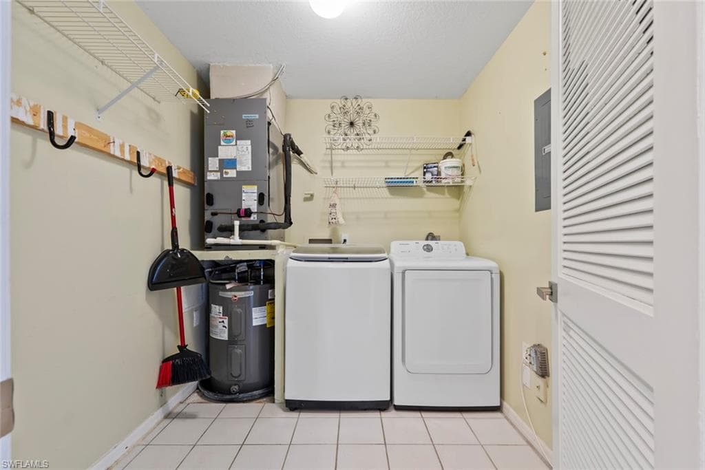 121 Gabriel CIR # 108, NAPLES FL 34104-25