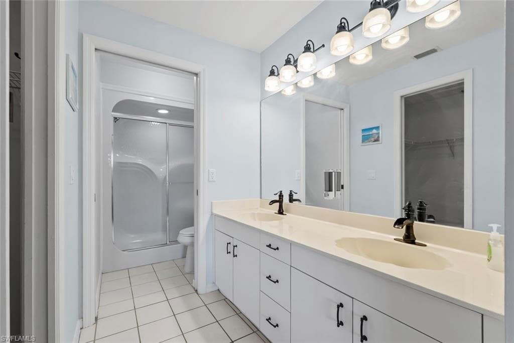 121 Gabriel CIR # 108, NAPLES FL 34104-18