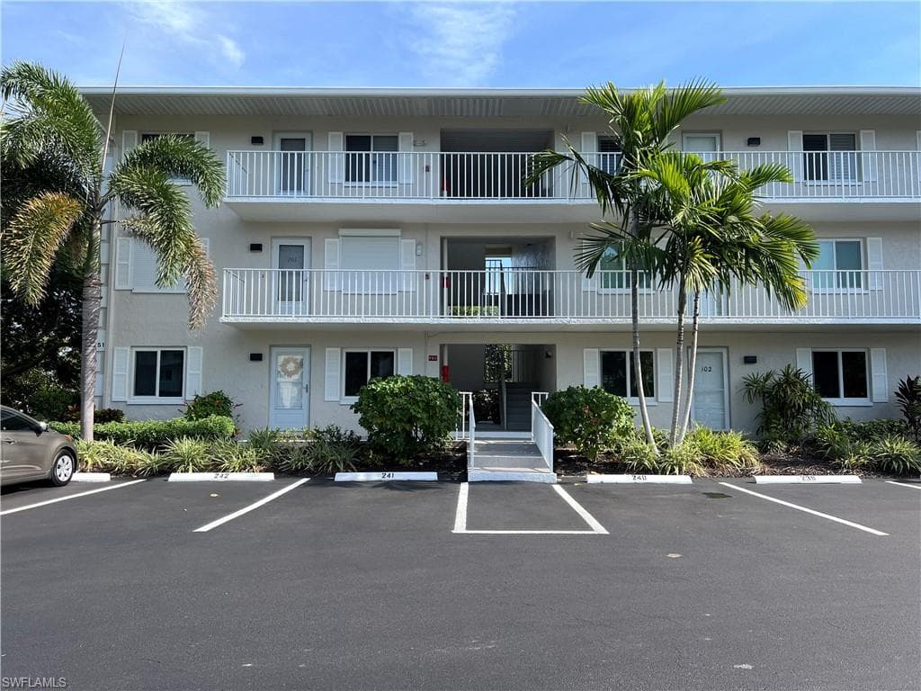 3051 Sandpiper Bay CIR # I102, NAPLES FL 34112-1