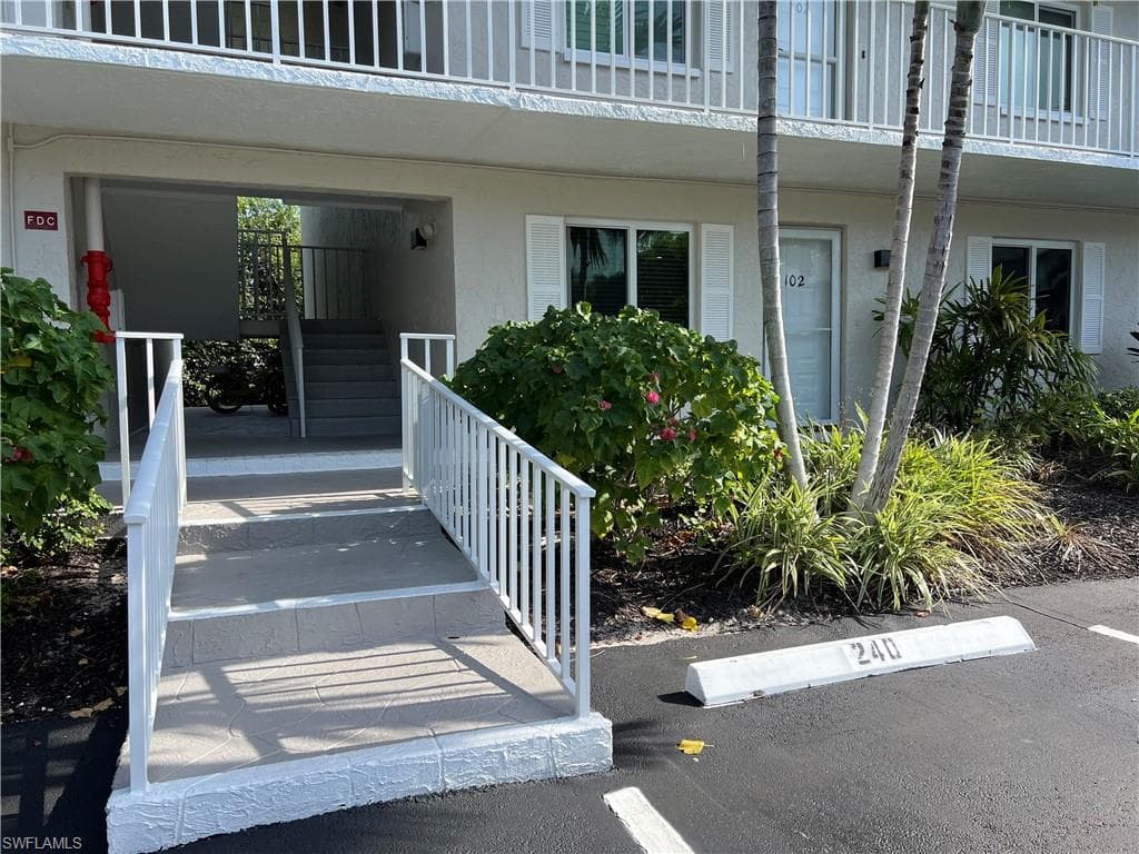 3051 Sandpiper Bay CIR # I102, NAPLES FL 34112-2