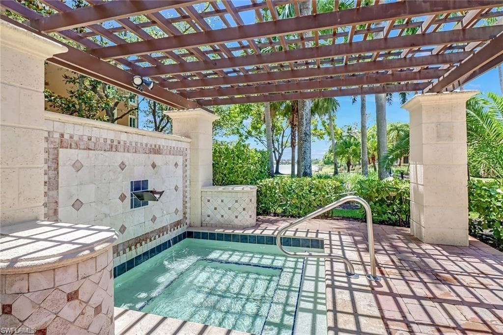 1200 Reserve WAY # 201, NAPLES FL 34105-18