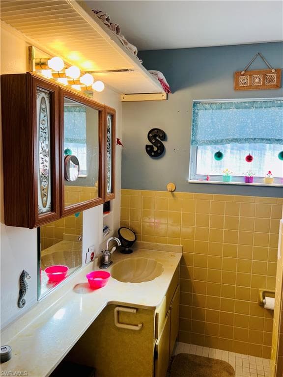 6986 Scarboro DR, FORT MYERS FL 33919-24