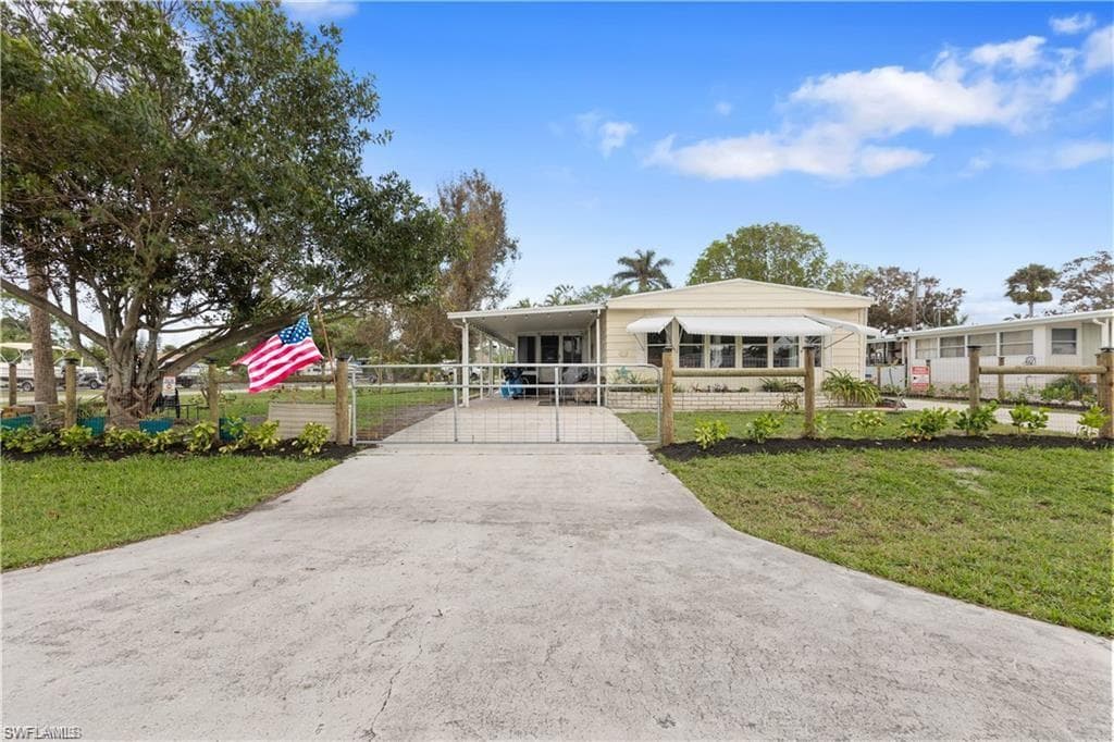 23 Derhenson DR, NAPLES FL 34114-1