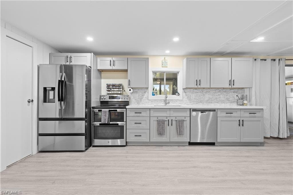 23 Derhenson DR, NAPLES FL 34114-3