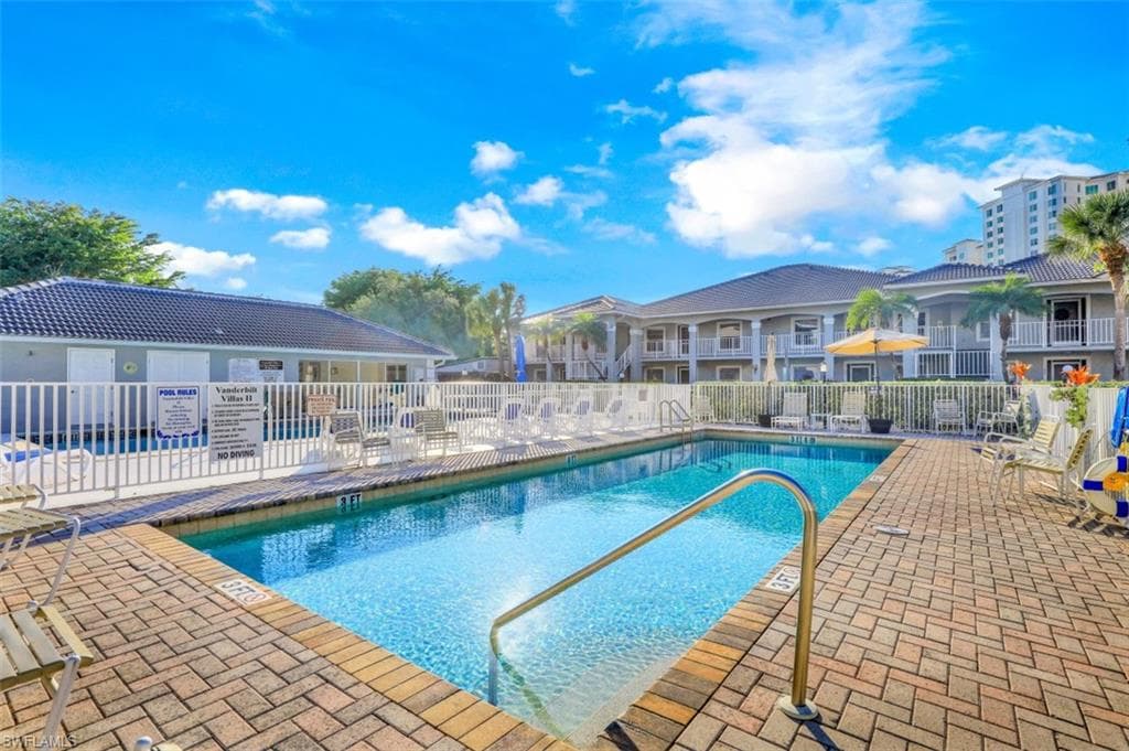 519 Roma CT # 305, NAPLES FL 34110-17