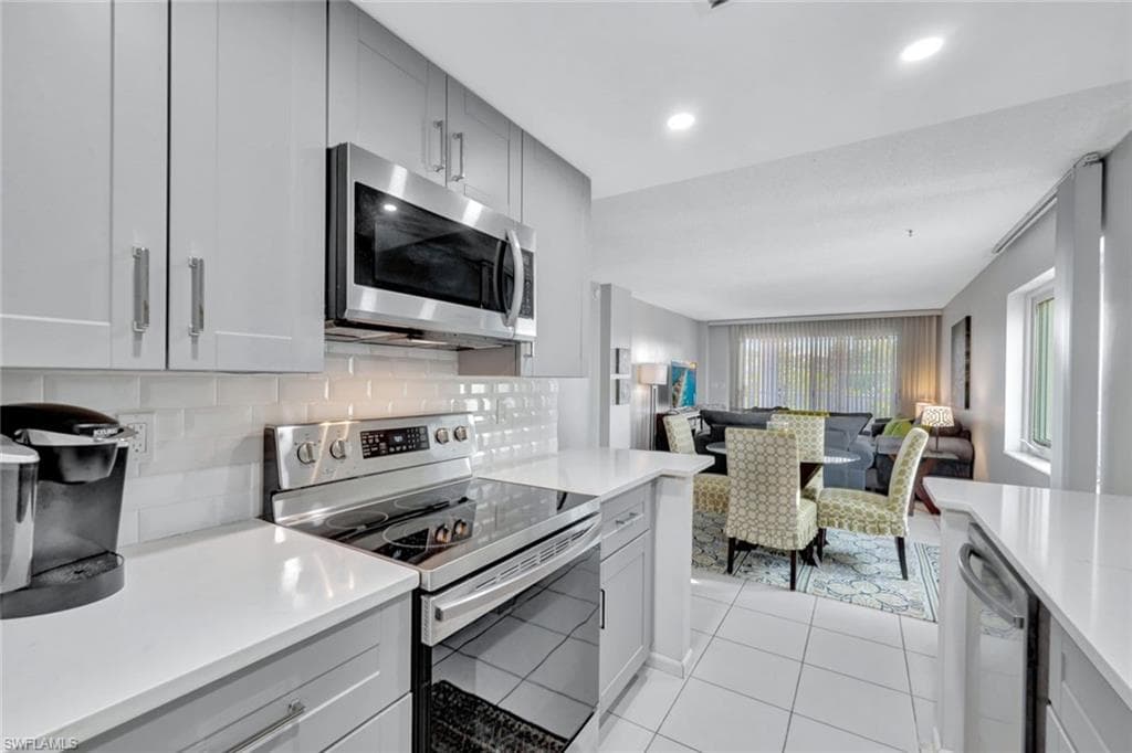 1300 Gulf Shore BLVD N # 407, NAPLES FL 34102-5