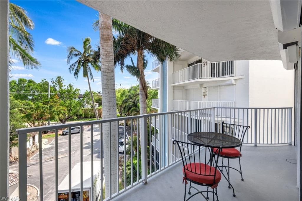 1300 Gulf Shore BLVD N # 407, NAPLES FL 34102-15