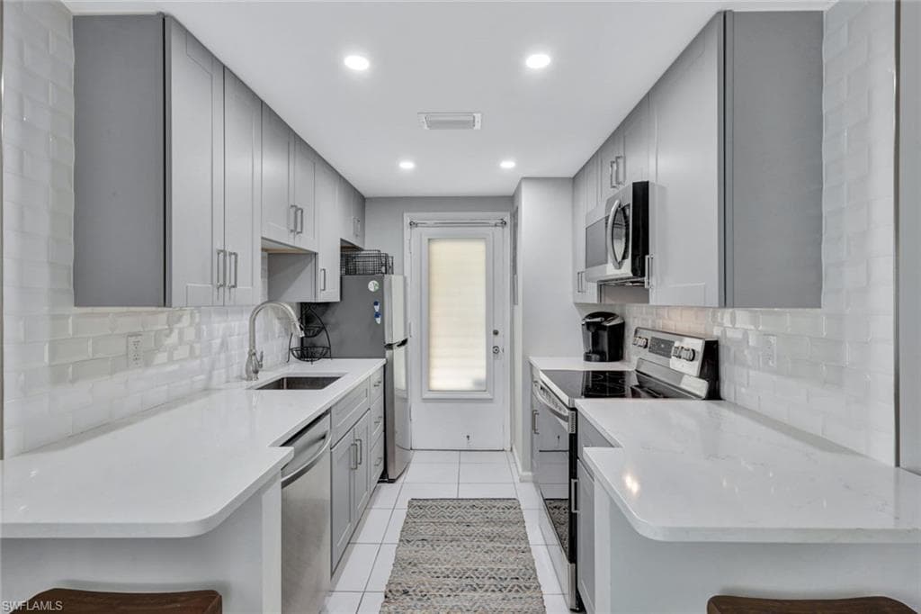 1300 Gulf Shore BLVD N # 407, NAPLES FL 34102-6