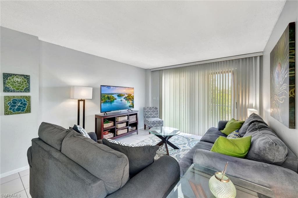 1300 Gulf Shore BLVD N # 407, NAPLES FL 34102-2