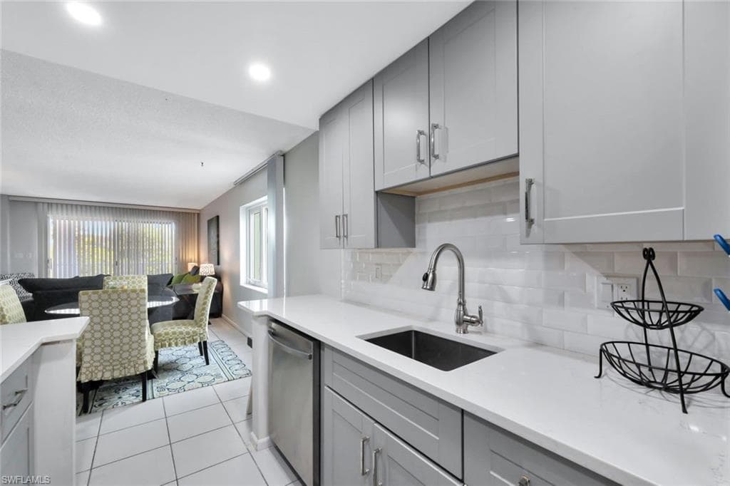 1300 Gulf Shore BLVD N # 407, NAPLES FL 34102-8