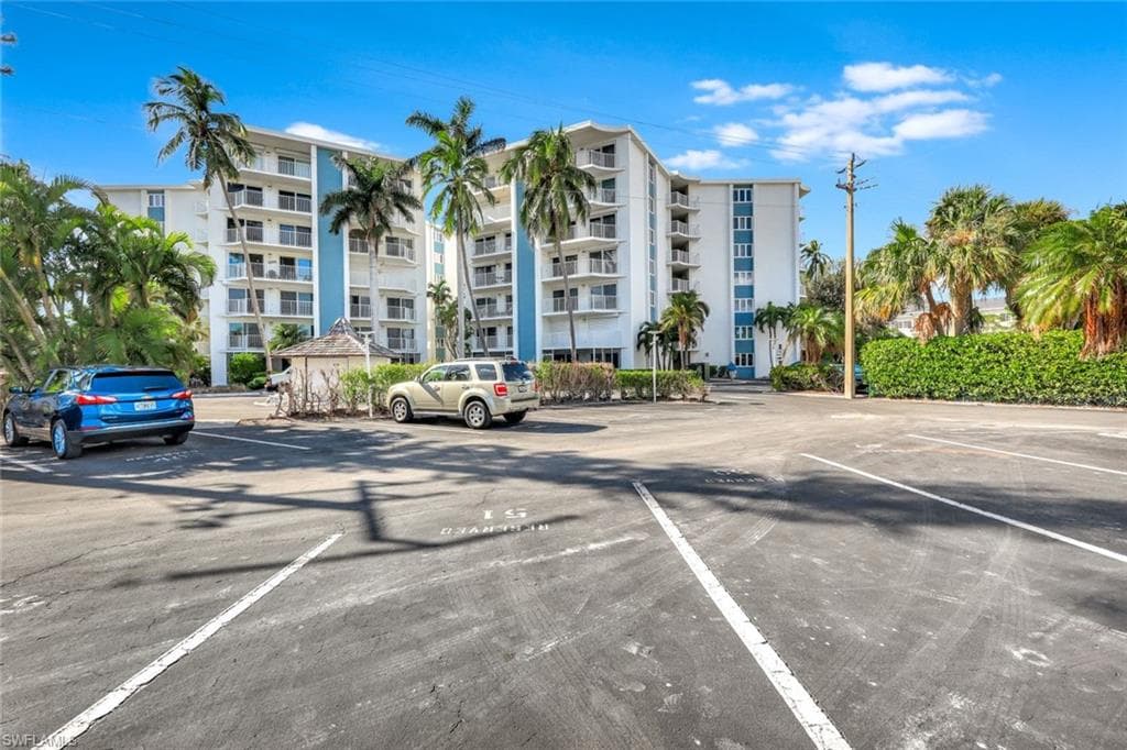 1300 Gulf Shore BLVD N # 407, NAPLES FL 34102-17
